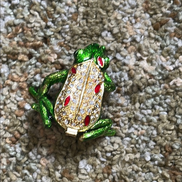Frog Kissing the Pearl Trinket Ring Box Hinged Hand Painted Figurine Jewel NWOT - Picture 11 of 16
